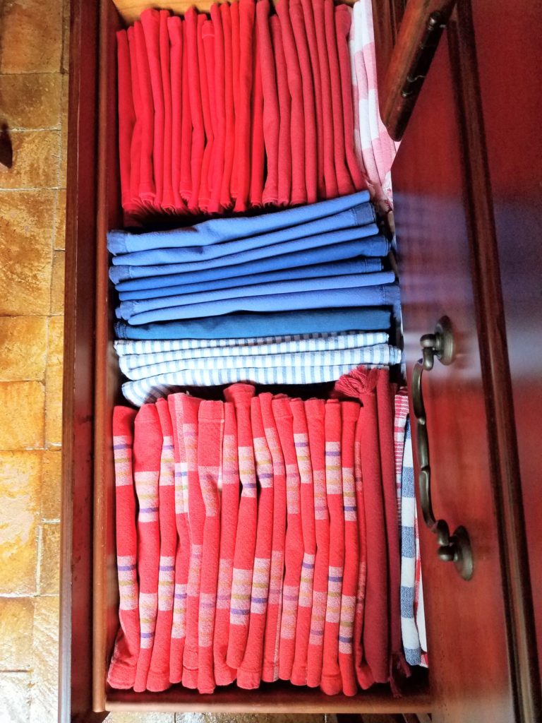Organizing napkins/2
